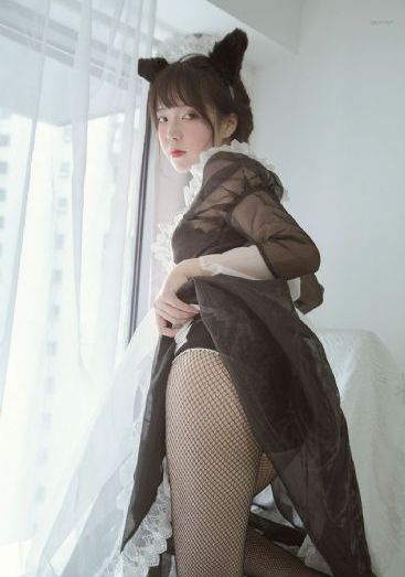 逗弄揉捏挺立的乳尖